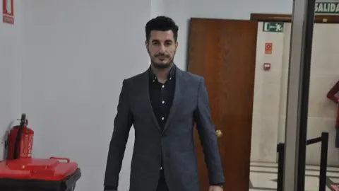  N&eacute;stor Garc&iacute;a antes de entrar a testificar. 