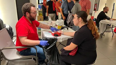 Una mujer recibe las &uacute;ltimas instrucciones antnes de donar delante de una impresionante cola/ Dani Hern&aacute;ndez