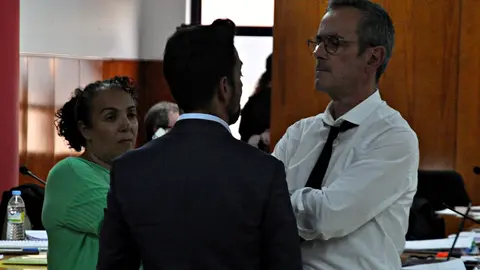  Rabea Mohamed hablando con Antonio L&oacute;pez y su abogado durante un receso. 