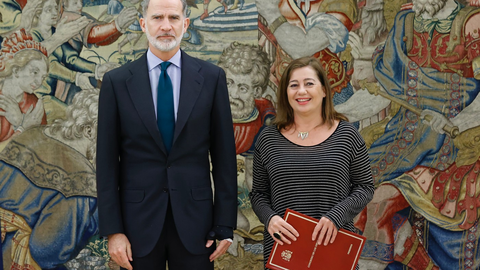 Su Majestad el Rey junto a la presidenta del Congreso de los Diputados, Francina Armengol Socias