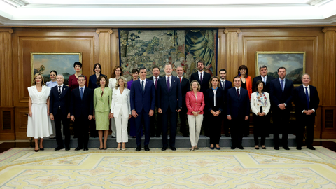 El nuevo Gobierno de Espa&ntilde;a posa junto a Su Majestad el Rey / Casa Real