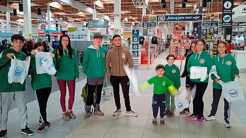 Gran recogida de alimentos / C&eacute;sar Mart&iacute;n