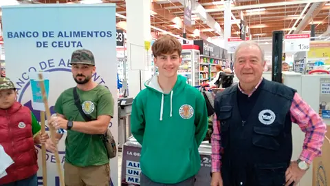Gran recogida de alimentos / C&eacute;sar Mart&iacute;n