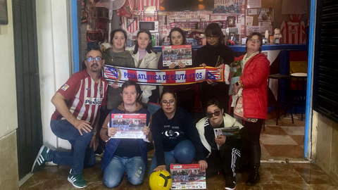 Integrantes de la Asociaci&oacute;n S&iacute;ndrome de Down con la Pe&ntilde;a Atl&eacute;tica, donde han vendido calendarios este martes / Cedida