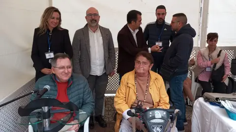 En primer t&eacute;rmino, Enrique Bellido y Mercedes Medina, rodeados de varios representantes de entidades del CERMI/ Juanjo Coronado