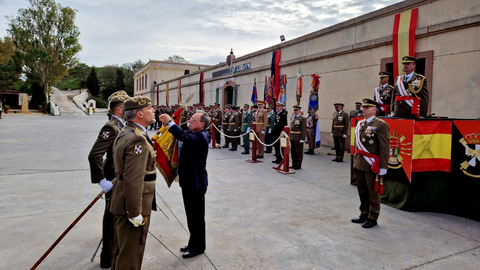 El presidente de la Ciudad coloca la cobarta acreditativa de la Medalla de la Autonom&iacute;a al estandarte del RAMIX-30 / Ciudad Aut&oacute;noma de Ceuta