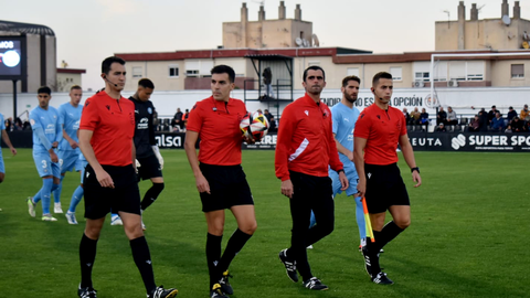 Equipo arbitral en la derrota de la AD Ceuta FC frente a la UD Ibiza