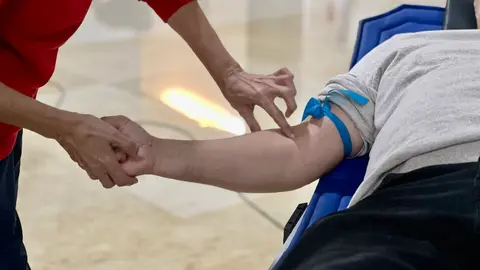 Un hombre, a punto de comenzar a donar sangre/ Archivo