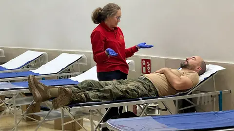 Una trabajadora del Centro de Donaci&oacute;n charla con un donante/ Dani Hern&aacute;ndez