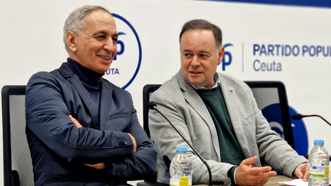 El diputado en el Congreso y el senador por Ceuta charlan minutos antes del inicio de su comparecencia de este lunes / Laura Ortiz