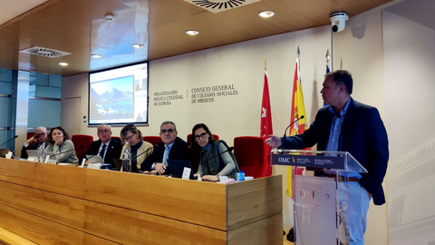Enrique Roviralta ante el Consejo General de Colegios Oficiales de M&eacute;dicos / Colegio de M&eacute;dicos