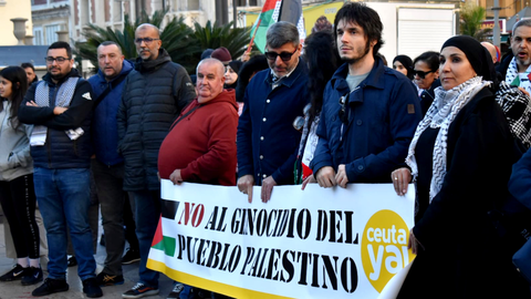 Concentraci&oacute;n de Ceuta Ya! en la plaza de los Reyes / Rafa B&aacute;ez