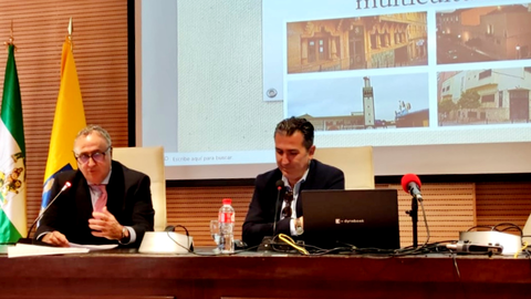 El director de la UNED durante su participaci&oacute;n en el simposio / UNED