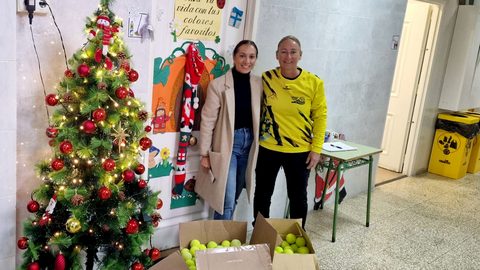 El 'Garc&iacute;a Lorca' y el 'Vicente Aleixandre' reciben de la FT Ceuta 500 pelotas dentro de la 'campa&ntilde;a saludable' 