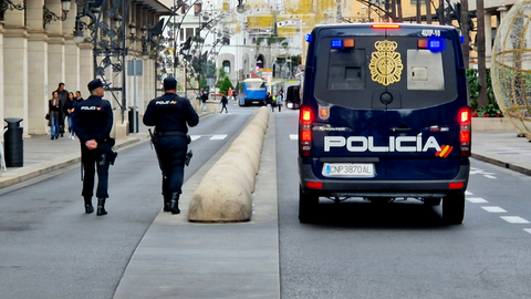 Agentes de la Polic&iacute;a Nacional en las calles de Ceuta / Laura Ortiz