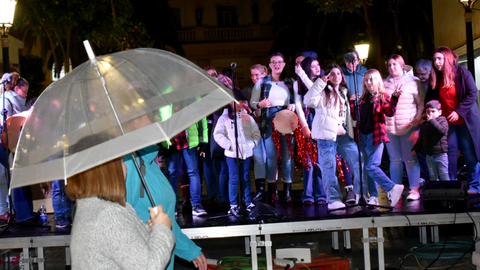 La 'Polvoron&aacute;' inunda el Revell&iacute;n de esp&iacute;ritu navide&ntilde;o pese a la lluvia 