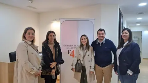 Reuni&oacute;n entre los representantes de FAMPA 4 Culturas y la consejera de Educaci&oacute;n