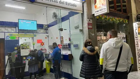 Varias personas guardan cola ante una administraci&oacute;n/ Dani Hern&aacute;ndez
