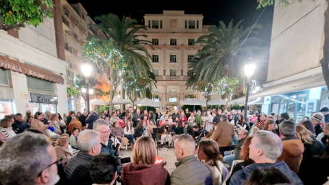 Ambientazo en la plaza de Espa&ntilde;a con la Zambomba Rociera / Laura Ortiz