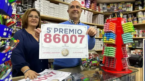 Emilio, junto a su esposa y el cartel que les acredita