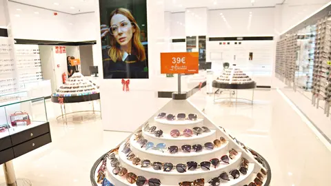 Nueva &oacute;ptica Solvisi&oacute;n en el Centro Comercial Parques de Ceuta / Pablo Mat&eacute;s