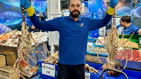 As&iacute; se ha vivido la ma&ntilde;ana de Nochebuena en el Mercado Central / Mohammed Ettouileb