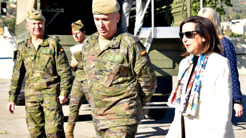 Robles durante una visita a Ceuta junto al Comandante General / Archivo