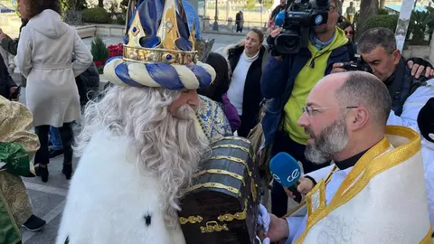 Uno de los reyes entrega un presente al vicario general de Ceuta/ Dani Hern&aacute;ndez
