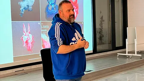 Jes&uacute;s Zurita Ruiz, pintor y muralista, comparte su experiencia con j&oacute;venes artistas / Daniel Hern&aacute;ndez