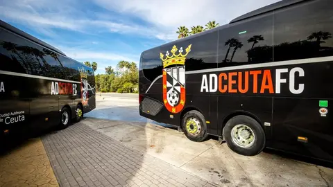 La AD Ceuta FC y 'Alsa' presentan los nuevos autobuses con la imagen del Club. Foto: Pablo Gallardo