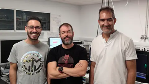 De izquierda a derecha, Miguel Ib&aacute;&ntilde;ez Garc&iacute;a (investigador predoctoral en el Departamento de F&iacute;sica Aplicada), Antonio Lasanta Becerra (profesor en el Campus de Ceuta del Departamento de &Aacute;lgebra y miembro del Instituto Carlos I de F&iacute;sica Te&oacute;rica y Computacional) y Ra&uacute;l A. Rica Alarc&oacute;n (profesor del Departamento de F&iacute;sica Aplicada, miembro de la unidad de excelencia Modeling Nature y responsable del laboratorio) en el Laboratorio de Atrapamiento de Nanopart&iacute;culas de la Facultad de Ciencias de la Universidad de Granada.