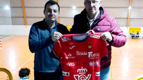 Entrega de la Camiseta de los Hispanos a la Fampa 4 Culturas