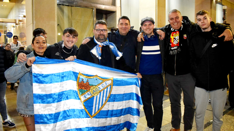 Hermanamiento entre las aficiones de la AD Ceuta FC y el M&aacute;laga CF en Primera RFEF. Foto: Rafa B&aacute;ez