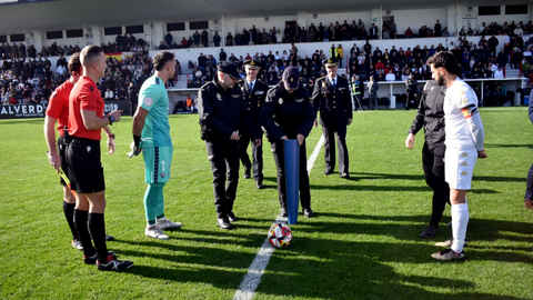 Los agentes de la Polic&iacute;a Nacional y los jugadores de la AD Ceuta FC y el M&aacute;laga antes del saque de honor / Rafa B&aacute;ez