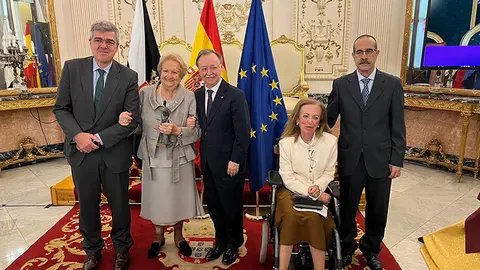 Carmen Figuerola recibiendo el &uacute;ltimo Mar&iacute;a de Eza / Archivo