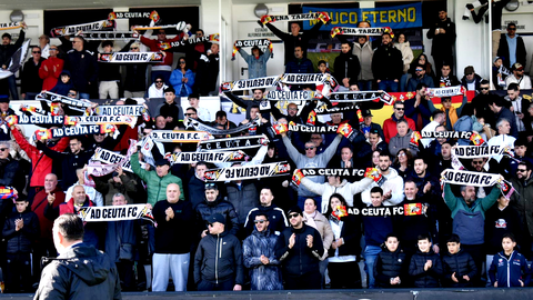 La afici&oacute;n de la AD Ceuta FC en el Alfonso Murube. Foto: Rafa B&aacute;ez