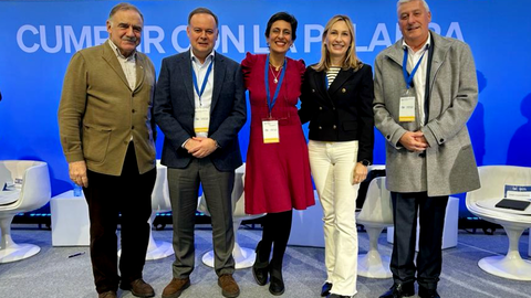 La senadora Cristina D&iacute;az junto a parte de sus compa&ntilde;eros del PP de Ceuta y el PP de Melilla / PP de Ceuta