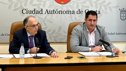 El portavoz del Gobierno, Alejandro Ram&iacute;rez, y el consejero de Presidencia, Alberto Gait&aacute;n, en la comparecencia ante los medios de este martes / Mohammed Ettouileb