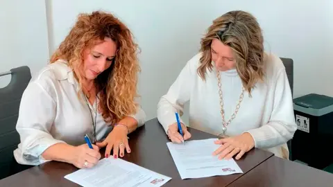 Firma del acuerdo entre ADESLAS y la CECE