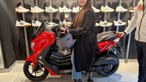 El Centro Comercial Abierto entrega la moto a la ganadora del Sorteo / Laura Ortiz