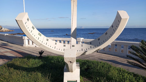 Reloj de sol de Playa Benítez/ Juanjo Coronado