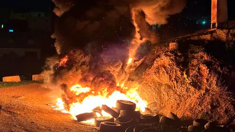 Incendio de neum&aacute;ticos en Pr&iacute;ncipe Alfonso