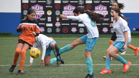 Pistoletazo de salida a la Liga Escolar Femenina con la categor&iacute;a Alev&iacute;n / Rafa B&aacute;ez