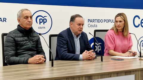Los parlamentarios nacionales del PP durante su comparecencia de este lunes / Laura Ortiz