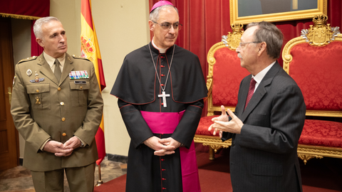 Vivas recibe al arzobispo castrense, monse&ntilde;or Juan Antonio Azn&aacute;rez 