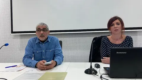  Paco Chamizo y Pilar Castro, durante la presentaci&oacute;n en la Biblioteca. 