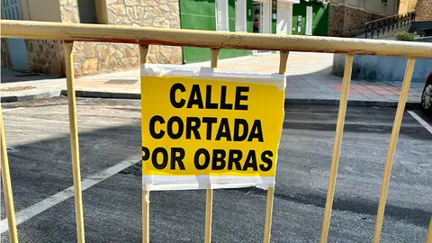 Zona de aparcamientos bloqueada en San Daniel / Mohamed Ettouileb