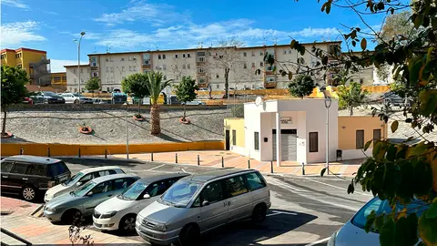 Zona de aparcamientos bloqueada en San Daniel / Mohamed Ettouileb
