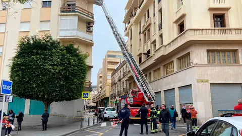 Los bomberos retiran elementos de la fachada en la Plaza Azc&aacute;rate / Rafa B&aacute;ez