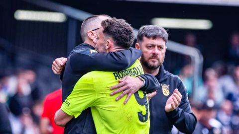 Jos&eacute; Juan Romero abraza a Rodri R&iacute;os en Castalia